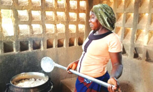 …le haricot au riz que la responsable de la cantine, Honorine Sanou, 
prépare.
