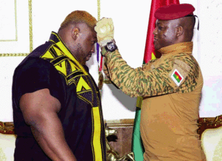 Log lift: Iron Biby fait Officier de l’ordre de l’Etalon