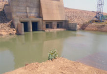 Des pêcheurs clandestins au barrage de Samendeni