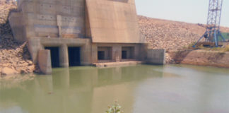 Des pêcheurs clandestins au barrage de Samendeni