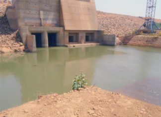 Des pêcheurs clandestins au barrage de Samendeni