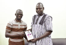 Editions Sidwaya : Le chroniqueur Clément Zongo présente ses prix