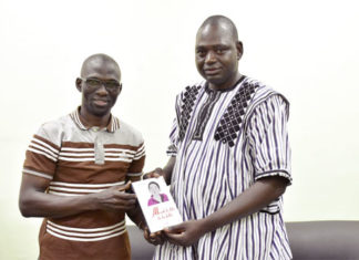 Editions Sidwaya : Le chroniqueur Clément Zongo présente ses prix