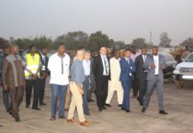 Energie solaire : Le ministre Bachir Ouédraogo visite une usine de fabrication de plaque solaire