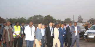 Energie solaire : Le ministre Bachir Ouédraogo visite une usine de fabrication de plaque solaire