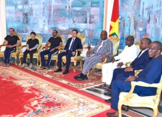 Les otages libérés reçus par le président du Faso