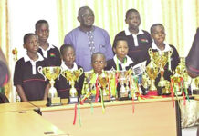 Championnat ouest-africain de motocross de Lomé : les jeunes Etalons avec leurs 8 trophées chez le ministre Azoupiou