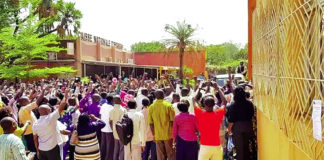 Sit-in à La Poste Burkina Faso: les agents s’en prennent au DG