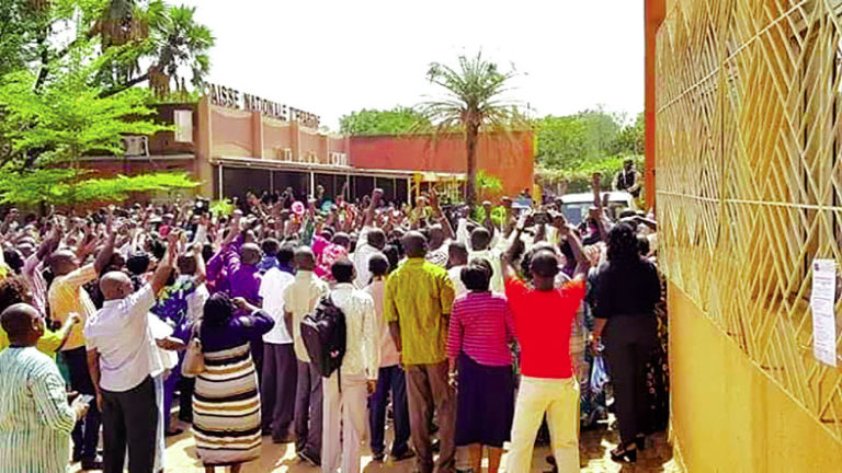Sit-in à La Poste Burkina Faso: les agents s’en prennent au DG