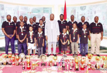 Présidence du Faso : Etalon moto club présente ses trophées à Roch Marc Christian Kaboré