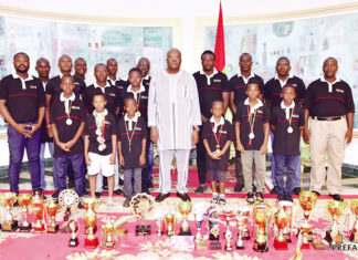 Présidence du Faso : Etalon moto club présente ses trophées à Roch Marc Christian Kaboré