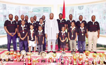 Présidence du Faso : Etalon moto club présente ses trophées à Roch Marc Christian Kaboré