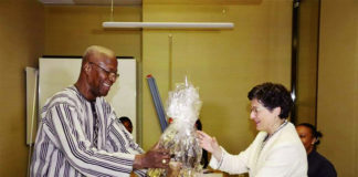 Développement du commerce extérieur : le Premier ministre rencontre des personnalités du business mondial