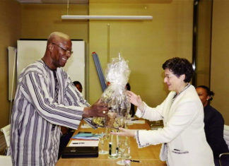 Développement du commerce extérieur : le Premier ministre rencontre des personnalités du business mondial