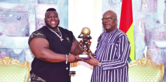 Présidence du Faso : Roch Marc Christian Kaboré félicite l’homme le plus fort du monde