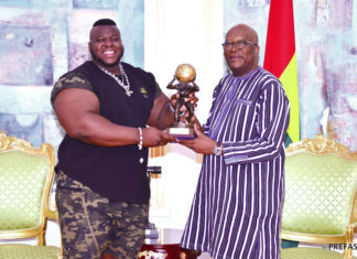 Présidence du Faso : Roch Marc Christian Kaboré félicite l’homme le plus fort du monde