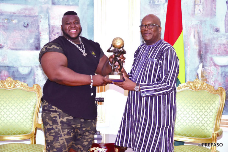 Présidence du Faso : Roch Marc Christian Kaboré félicite l’homme le plus fort du monde