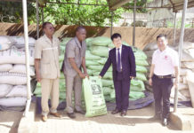 Projet riz pluvial La Chine offre des intrants à des producteurs