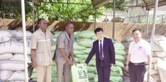 Projet riz pluvial La Chine offre des intrants à des producteurs