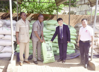 Projet riz pluvial La Chine offre des intrants à des producteurs