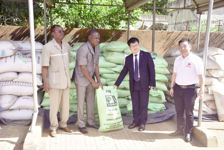 Projet riz pluvial  La Chine offre des intrants à des producteurs