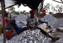 Creuser, concasser, transporter, vanner: Le quotidien des femmes de la carrière de Pissy