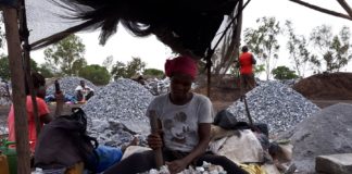 Creuser, concasser, transporter, vanner: Le quotidien des femmes de la carrière de Pissy