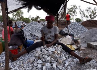 Creuser, concasser, transporter, vanner: Le quotidien des femmes de la carrière de Pissy