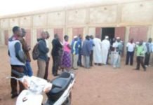 Des bureaux de vote ont commencé avec une heure de retard