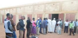 Des bureaux de vote ont commencé avec une heure de retard