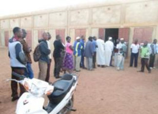 Des bureaux de vote ont commencé avec une heure de retard