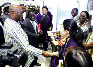 TICAD VII : Le président Kaboré visite des stands d’exposition