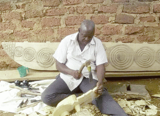 Fabrication de masques dans le Tuy : Yacouba Bondé, le sculpteur qui fait la promotion de la culture bwa
