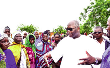 Soutien aux déplacés : le ministre Siméon Sawadogo offre 15 tonnes de vivres