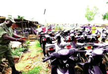 Acrobaties sur les voies à Ouagadougou