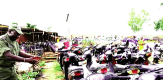 Acrobaties sur les voies à Ouagadougou