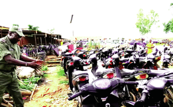 Acrobaties sur les voies à Ouagadougou