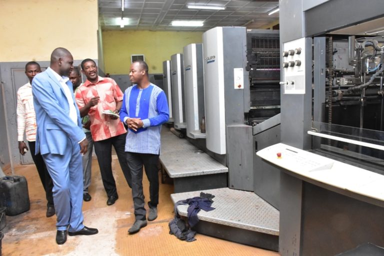 Visite du ministre du Commerce, de l&rsquo;Industrie et de l&rsquo;Artisanat aux Editions Sidwaya