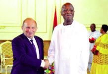 Coopération Burkina-France : l’ambassadeur, Luc Hallade, sollicite les conseils du Premier ministre