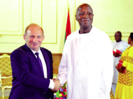 Coopération Burkina-France : l’ambassadeur, Luc Hallade, sollicite les conseils du Premier ministre