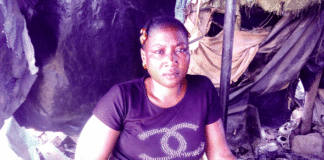 Secteur informel: Maminata Bagayan, la «retapeuse» de capots de motos