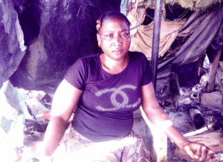 Secteur informel: Maminata Bagayan, la «retapeuse» de capots de motos