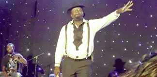 Humour : Son Excellence Gérard présente « Bienvenue »