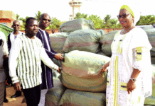 Prise en charge des déplacés internes: un Burkinabè vivant en Chine offre 92 tentes