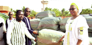 Prise en charge des déplacés internes: un Burkinabè vivant en Chine offre 92 tentes