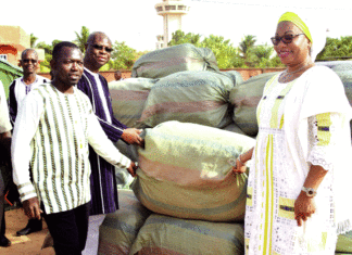 Prise en charge des déplacés internes: un Burkinabè vivant en Chine offre 92 tentes