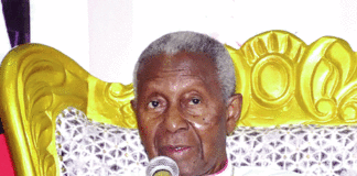 Dédicace d’œuvre : Mgr Anselme Titianma Sanon présente « Présence au présent » à Bobo-Dioulasso