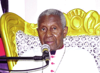 Dédicace d’œuvre : Mgr Anselme Titianma Sanon présente « Présence au présent » à Bobo-Dioulasso