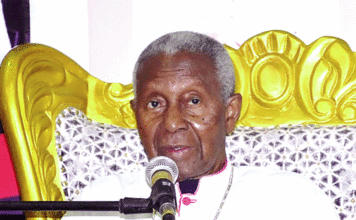Dédicace d’œuvre : Mgr Anselme Titianma Sanon présente « Présence au présent » à Bobo-Dioulasso