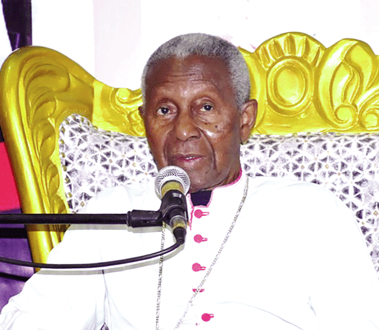 Dédicace d’œuvre : Mgr Anselme Titianma Sanon présente « Présence au présent » à Bobo-Dioulasso